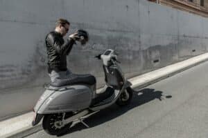découvrez les avantages des motos électriques et trouvez la vôtre parmi notre sélection de modèles de moto électrique.