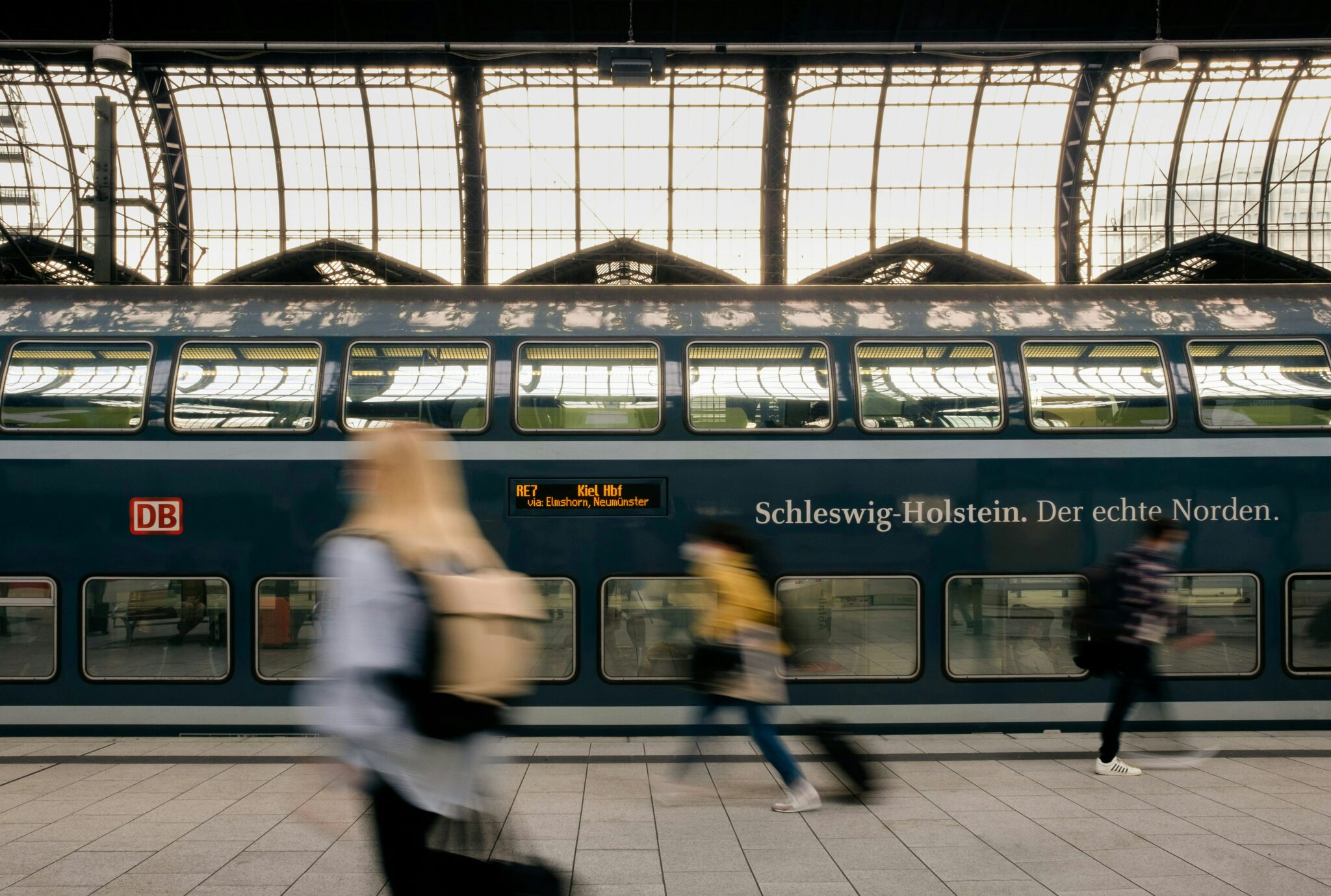 découvrez l'expérience unique du voyage en train et explorez de nouvelles destinations avec train travel. réservez vos billets et profitez d'un voyage confortable et pittoresque.