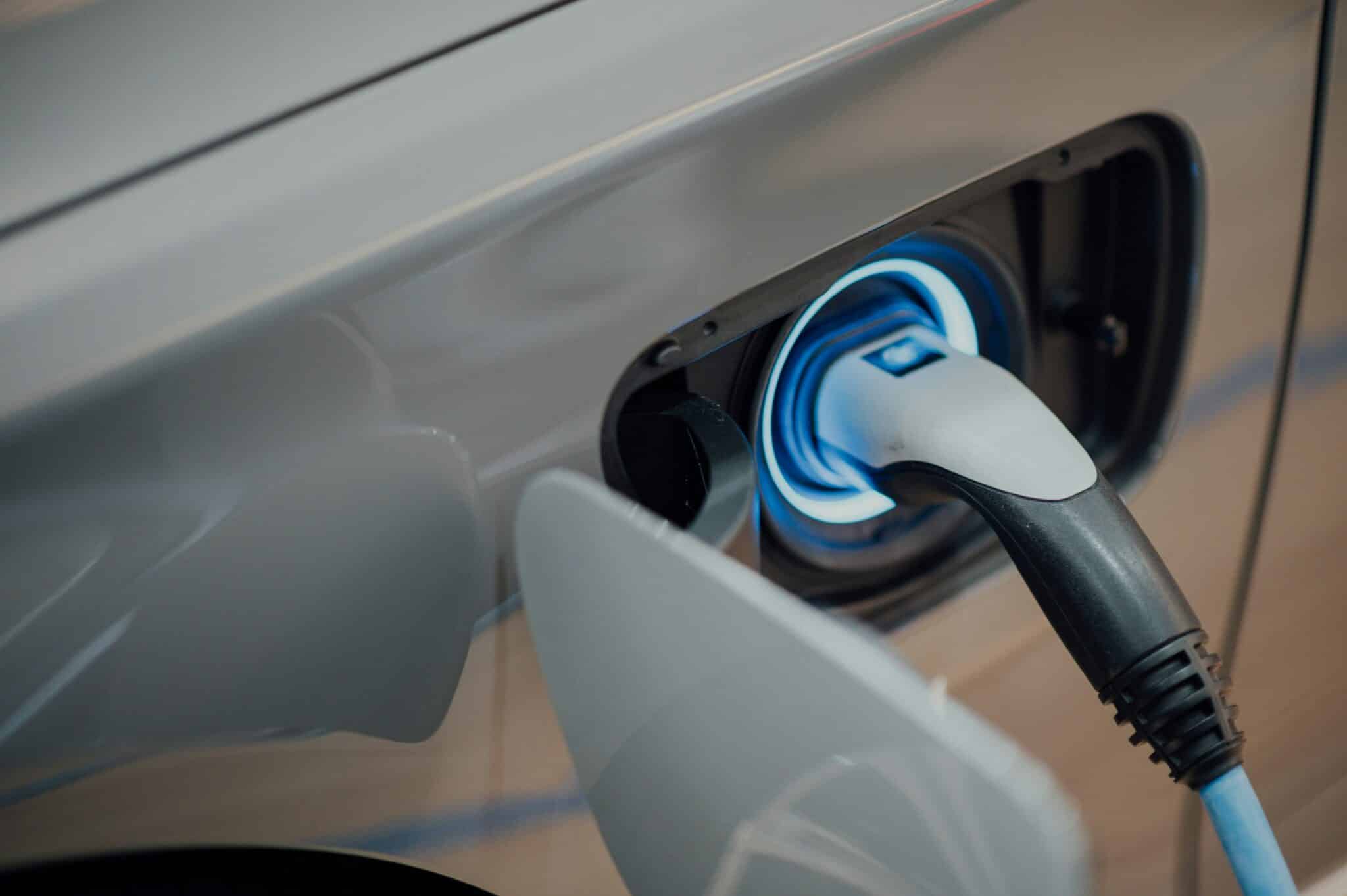 découvrez tout sur les voitures électriques : avantages, caractéristiques, modèles et tendances actuelles. tout ce que vous devez savoir sur les voitures écologiques et économiques.