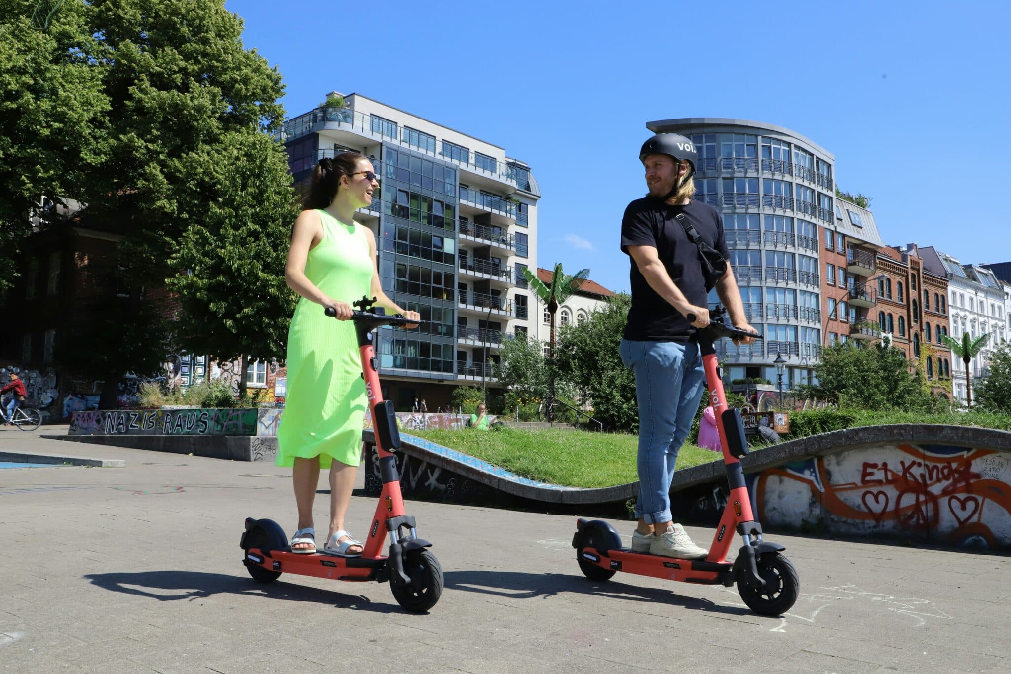 découvrez notre gamme d'engins de déplacement électriques alliant praticité et écologie, avec nos trottinettes électriques modernes et performantes.