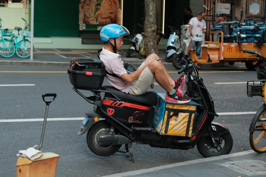 découvrez notre trottinette trois roues pour adulte, idéale pour des déplacements urbains stables, confortables et sécurisés. parfaite pour allier mobilité et plaisir au quotidien !