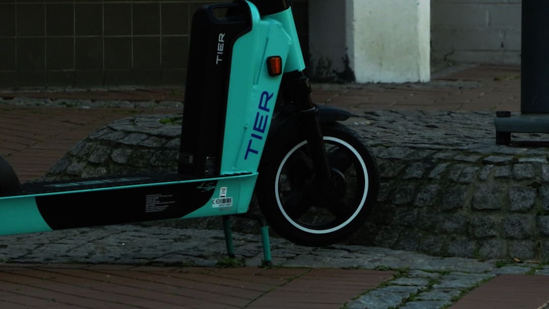découvrez notre trottinette à trois roues pour adulte, idéale pour des déplacements urbains stables, confortables et sécurisés. parfaite pour allier plaisir, praticité et mobilité au quotidien.