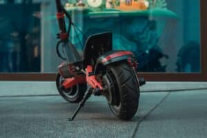 découvrez notre scooter à trois roues pour adulte, idéal pour des déplacements urbains confortables et sécurisés. profitez d'une conduite stable et facile, parfaite pour tous vos trajets quotidiens.
