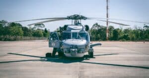 découvrez les porte-avions, ces géants des mers qui jouent un rôle essentiel dans les opérations navales modernes. explorez leur conception, leur histoire et leur impact stratégique sur le champ de bataille.