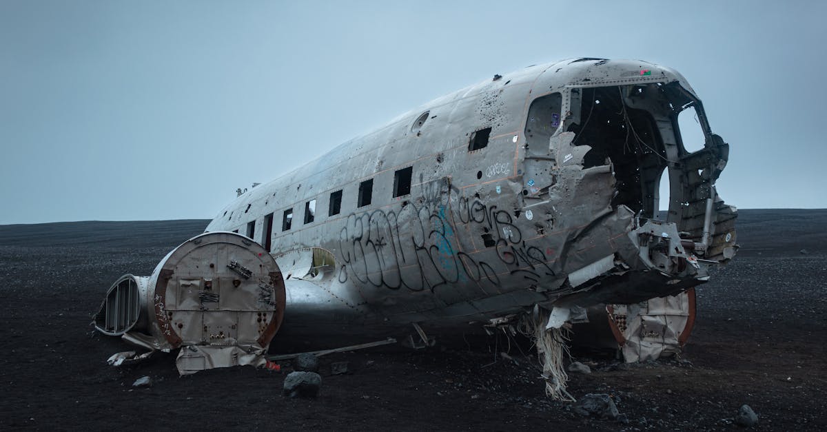 découvrez l'univers tragique des accidents d'avion, une exploration des causes, des conséquences et des leçons tirées de ces événements dramatiques. analyse des incidents notables et des améliorations en matière de sécurité aérienne.