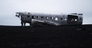 découvrez les causes, conséquences et enquêtes autour des accidents d'avion dans notre analyse approfondie des crashs aériens. informez-vous sur la sécurité aérienne et les leçons tirées pour prévenir de futurs incidents.