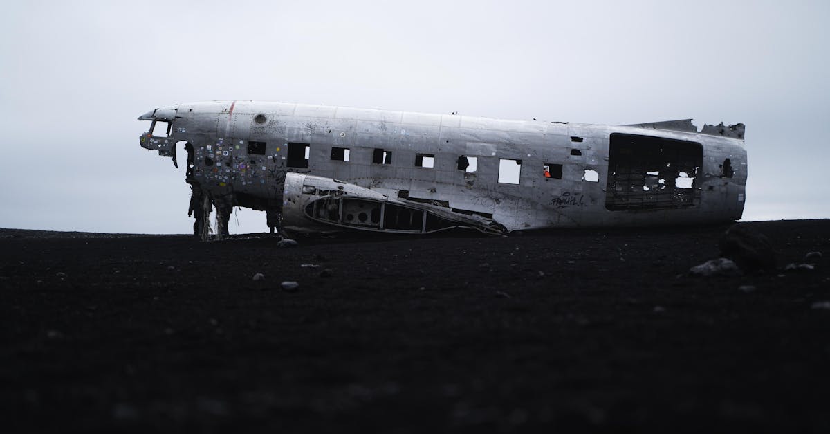 découvrez les causes, conséquences et enquêtes autour des accidents d'avion dans notre analyse approfondie des crashs aériens. informez-vous sur la sécurité aérienne et les leçons tirées pour prévenir de futurs incidents.