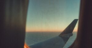 découvrez l'importance des fenêtres d'avion, leur conception innovante et leur rôle crucial dans la sécurité et le confort des passagers. apprenez-en plus sur les matériaux utilisés et l'évolution des technologies aéronautiques.