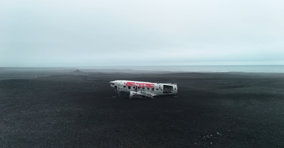 découvrez les principales causes des crashs d'avions, analyse des facteurs techniques, humains et environnementaux pour mieux comprendre ces accidents tragiques.