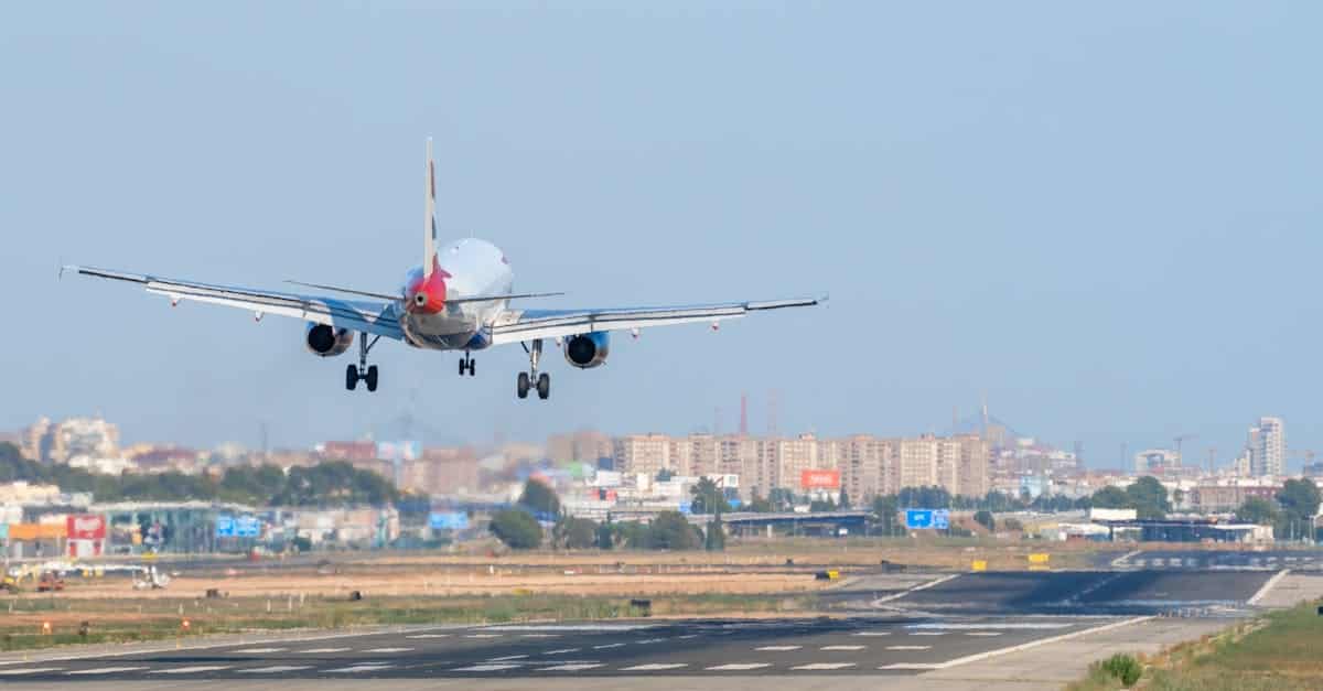 découvrez l'émotion d'un avion en train d'atterrir, capturant la précision et la beauté de ce moment clé du voyage aérien.