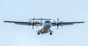 découvrez l'excitation et la précision d'un atterrissage d'avion, un moment clé du voyage aérien assuré par des pilotes expérimentés.