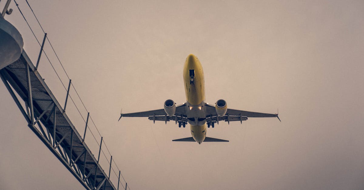 découvrez l'excitation du décollage d'un avion : un moment unique où la puissance de l'aéronautique vous propulse vers de nouveaux horizons. vivez l'adrénaline des voyageurs et la magie du voyage en avion.