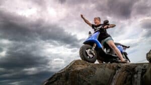 découvrez notre scooter électrique tout terrain, idéal pour explorer les paysages variés tout en respectant l'environnement. avec ses performances robustes et sa maniabilité exceptionnelle, il vous accompagne dans toutes vos aventures, que ce soit en ville ou sur les chemins de campagne.