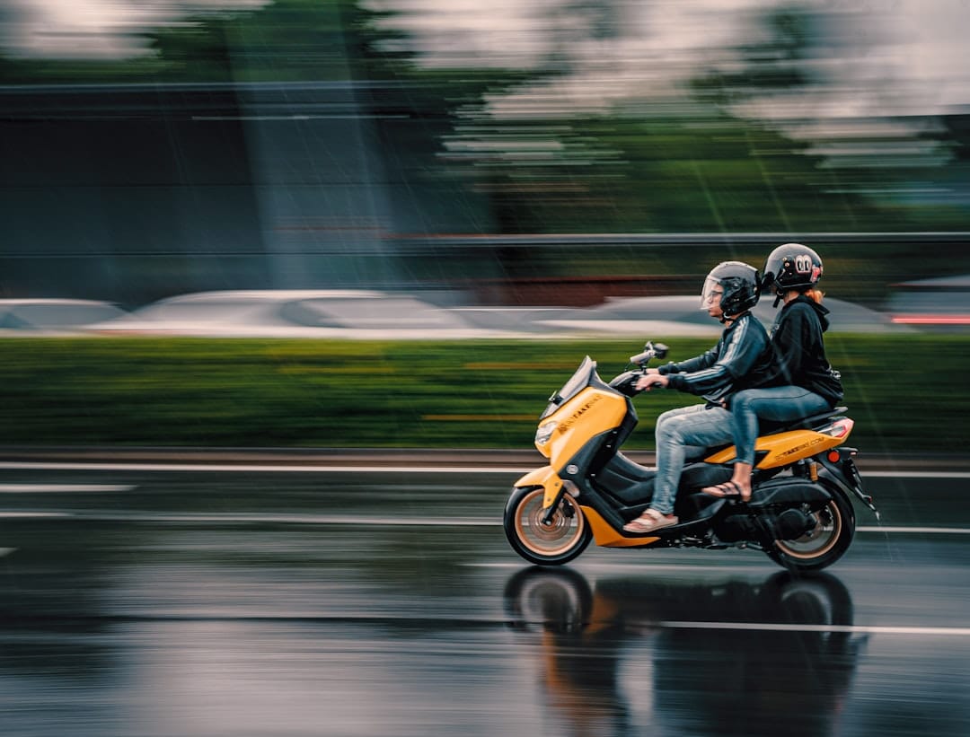 découvrez les meilleurs pantalons de pluie pour moto alliant confort, étanchéité et résistance afin de vous protéger efficacement contre les intempéries lors de vos balades.