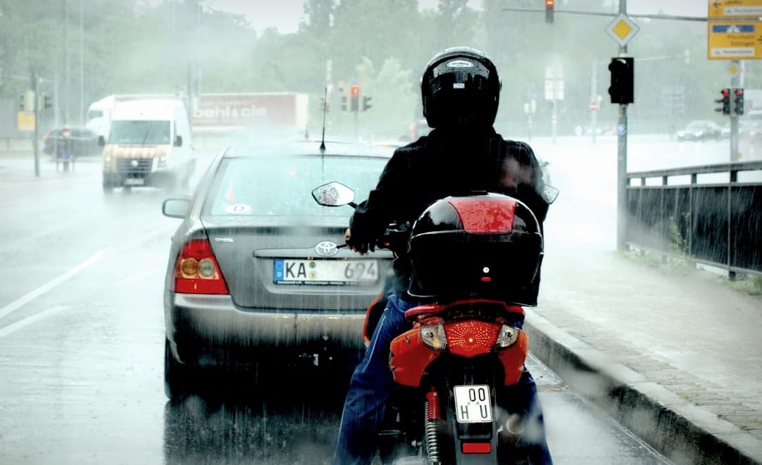 découvrez les meilleurs pantalons de pluie pour moto, alliant confort, protection et imperméabilité pour vos trajets sous la pluie.