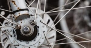découvrez nos conseils et astuces pour l'entretien et la réparation de votre vélo afin d'assurer performance et sécurité lors de vos sorties.