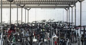 abri pour vélo robuste et sécurisé, idéal pour protéger votre vélo des intempéries tout en offrant un rangement pratique.