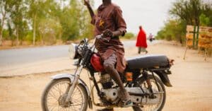 découvrez notre remorque de vélo, idéale pour transporter vos affaires en toute sécurité et confort. conçue pour les aventuriers, elle offre une capacité de chargement optimale, une grande stabilité à chaque excursion et un montage facile. parfait pour les longues balades ou les courses du quotidien.