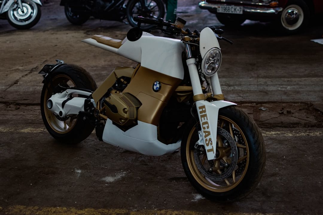 découvrez l'univers fascinant des motos bmw vintage, alliant design intemporel et performance remarquable. plongez dans l'histoire de ces machines légendaires qui continuent d'attirer les passionnés de moto du monde entier.