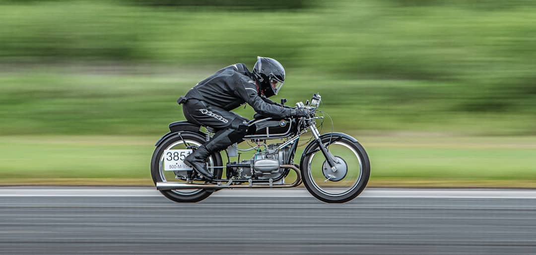 découvrez l'univers des motos vintage bmw, alliant élégance classique et performance moderne. plongez dans l'histoire de ces machines emblématiques, leur design intemporel et leur expérience de conduite unique. que vous soyez collectionneur ou passionné, explorez nos modèles et trouvez la bmw vintage qui vous accompagnera lors de vos aventures sur la route.