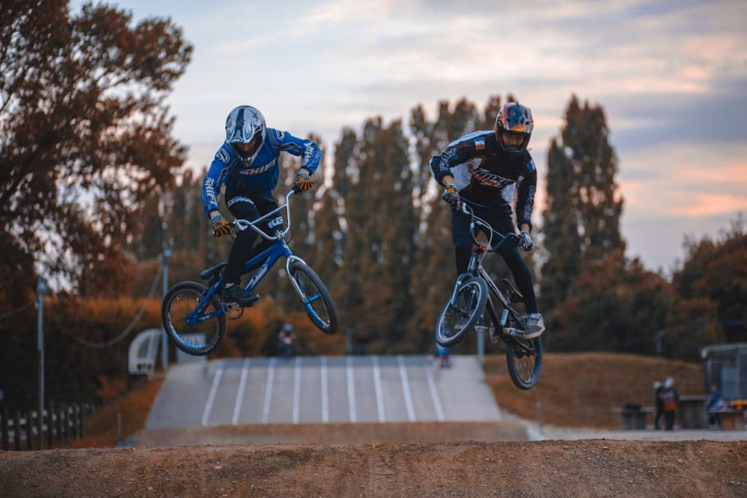 découvrez tout sur le bmx : conseils, techniques, équipements et actualités pour passionnés et débutants. plongez dans l'univers du vélo freestyle et de la course !