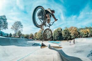découvrez tout sur le bmx : actualités, conseils, techniques, équipements et compétitions. que vous soyez débutant ou passionné, retrouvez l’univers du bmx et vivez la passion du vélo extrême.