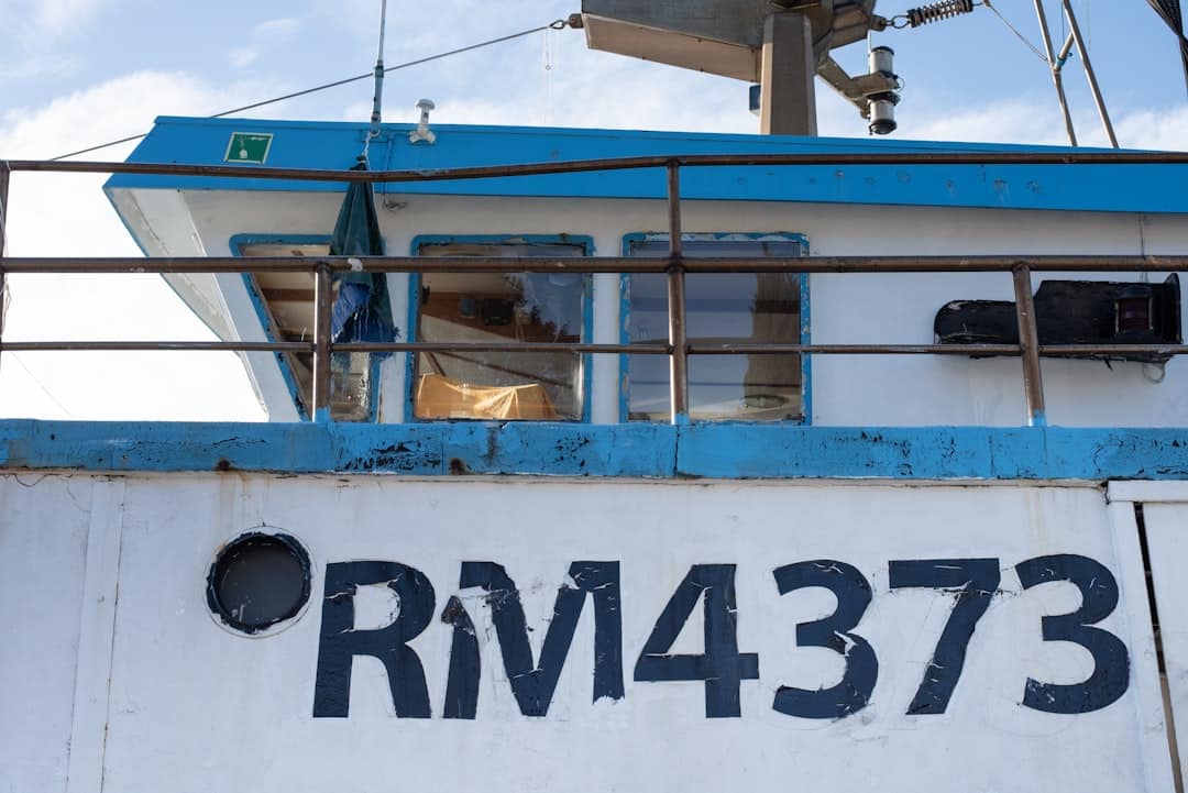 découvrez notre sélection de hublots de bateau résistants et étanches, parfaits pour illuminer et aérer votre embarcation en toute sécurité.