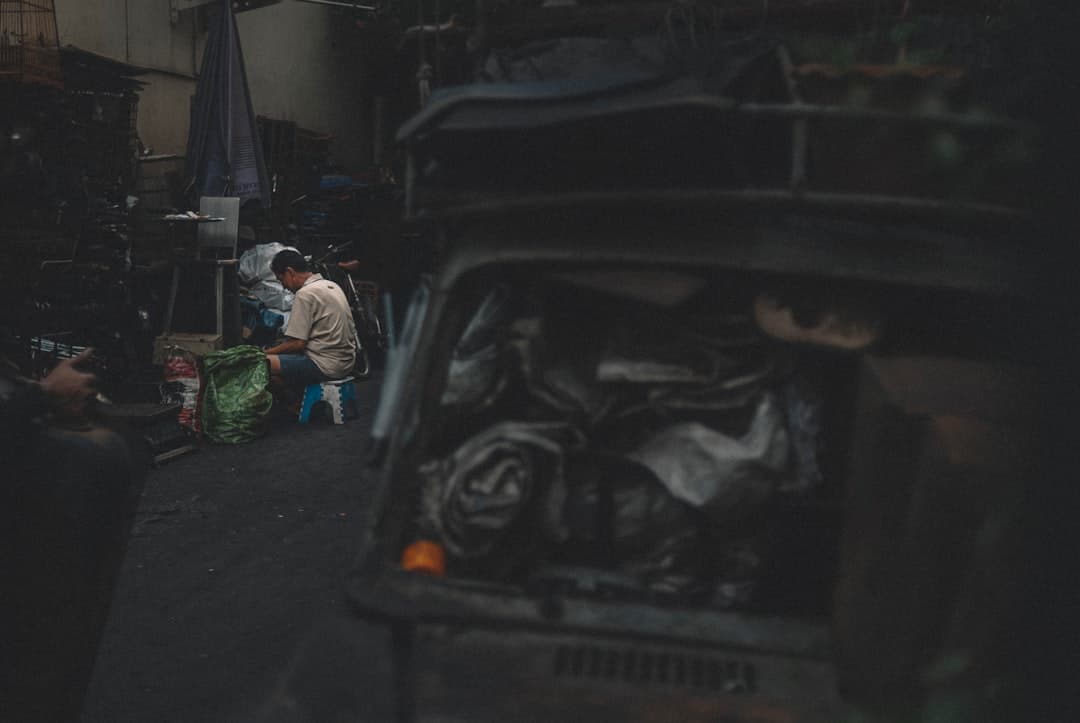 découvrez le bruder garbage truck, un camion poubelle jouet réaliste et robuste, idéal pour stimuler l'imaginaire des enfants. parfait pour le jeu en intérieur et extérieur, il favorise l’apprentissage du recyclage en s'amusant !