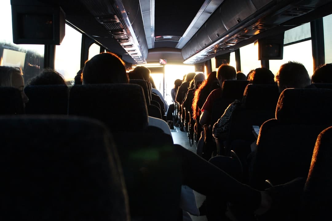 découvrez notre service de bus : un moyen de transport pratique, économique et écologique pour vos déplacements quotidiens. profitez de trajets confortables et d'horaires adaptés à vos besoins, que ce soit pour le travail, les études ou vos loisirs.