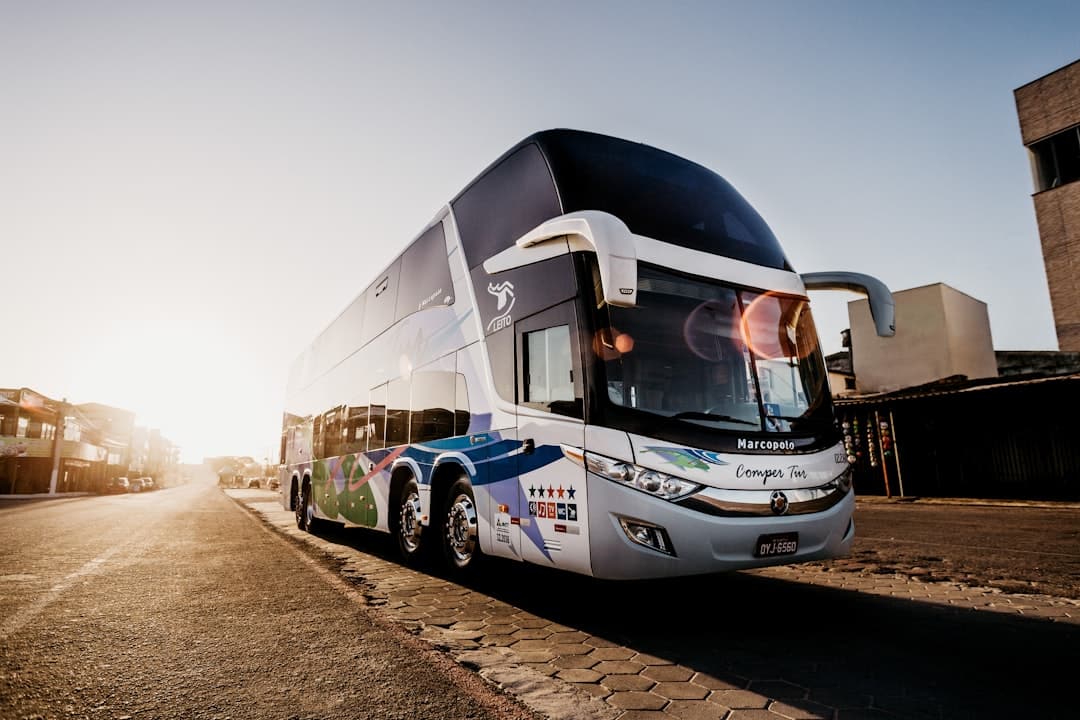 découvrez le monde des bus : transports pratiques et accessibles pour tous, reliant villes et campagnes. explorez les différentes options de voyages en bus, leurs services et les avantages pour un déplacement économique et écologique.