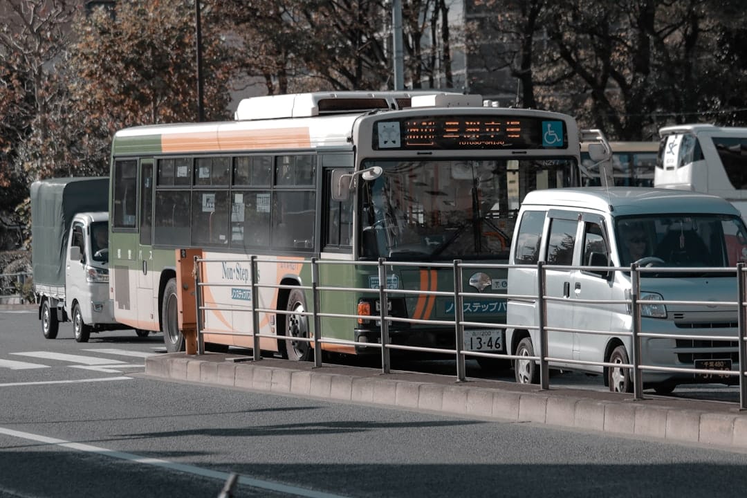 découvrez tout ce qu'il faut savoir sur la capacité des bus : nombre de places, types de bus, facteurs influençant la capacité et conseils pour choisir le véhicule adapté à vos besoins de transport.