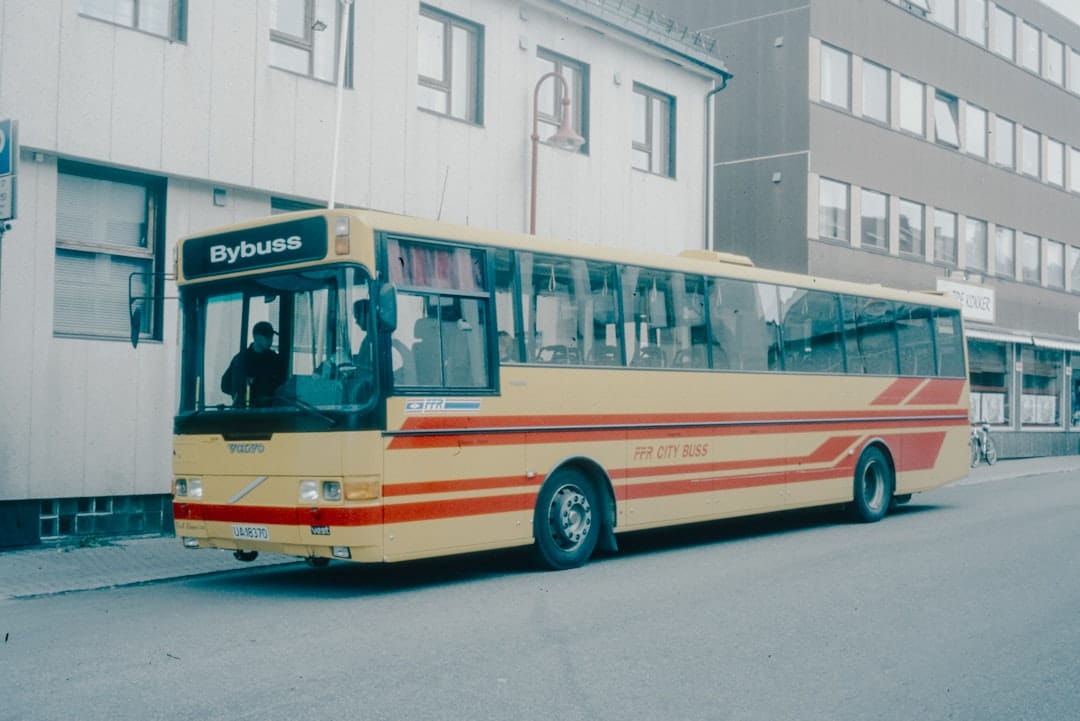 découvrez comment transformer un bus en habitation mobile confortable grâce à nos conseils et idées pour une conversion de bus réussie. idéal pour les voyageurs et amateurs de vanlife.