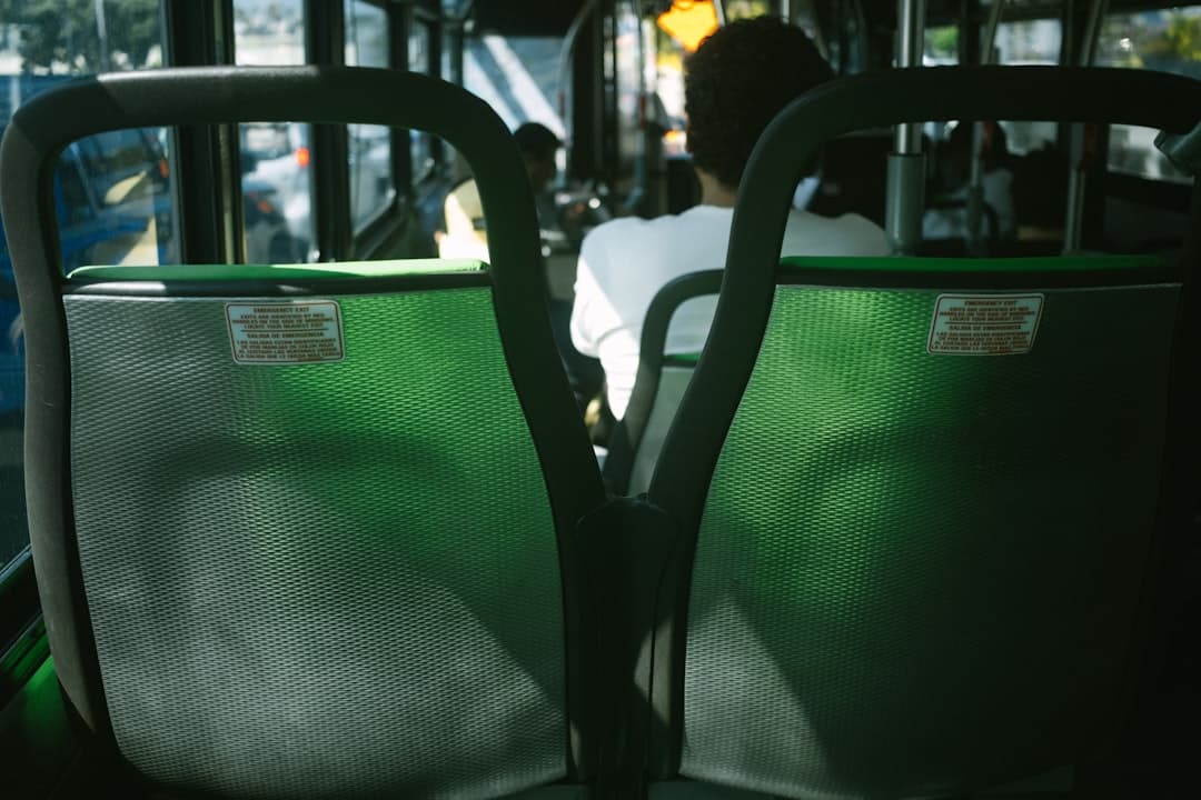 découvrez le quotidien d'un conducteur de bus : un métier passionnant, riche en interactions humaines et en responsabilités. en savoir plus sur les défis et les joies de ce rôle essentiel dans le transport public.