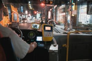 découvrez le métier de conducteur de bus, un rôle essentiel pour la mobilité urbaine. apprenez les compétences nécessaires, les défis du quotidien et les perspectives de carrière dans ce domaine passionnant.