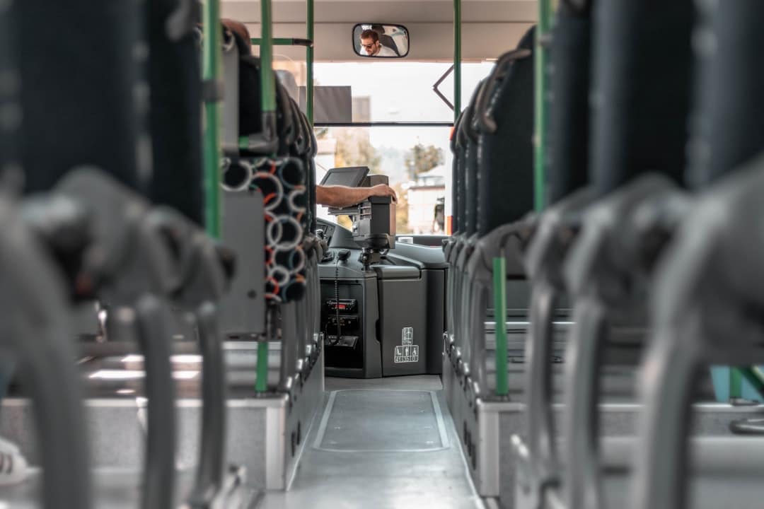 découvrez le quotidien d'un conducteur de bus, un métier essentiel au cœur des transports publics. explorez les responsabilités, les défis et les satisfactions de cette profession qui relie les communautés et facilite les déplacements.