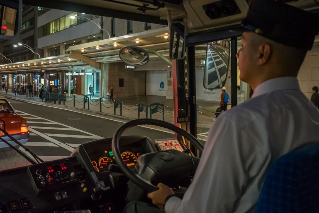 découvrez le métier de conducteur de bus : un rôle essentiel pour la mobilité urbaine, alliant compétences techniques et relationnelles. apprenez-en plus sur les exigences, les enjeux et les perspectives d'avenir dans ce secteur dynamique.