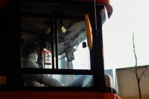 découvrez le métier de chauffeur de bus, un rôle essentiel dans le transport public. apprenez les compétences requises, les défis quotidiens et les opportunités de carrière dans ce domaine dynamique et indispensable.