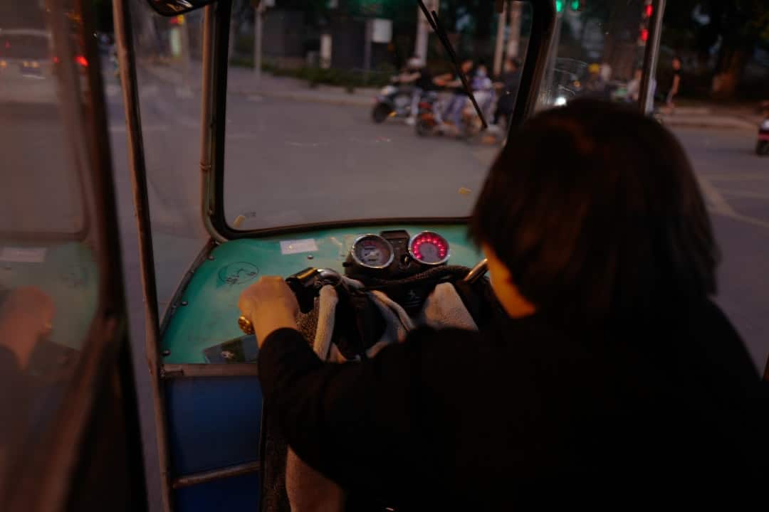 découvrez le quotidien d'un conducteur de bus, un métier essentiel au cœur de la mobilité urbaine. explorez les challenges et les plaisirs de ce rôle, ainsi que l'importance du service public dans le transport des passagers.