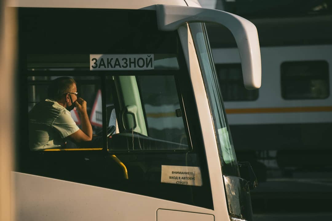 découvrez le quotidien des conducteurs de bus, leur rôle essentiel dans le transport public, ainsi que les compétences nécessaires pour assurer la sécurité et le confort des passagers.