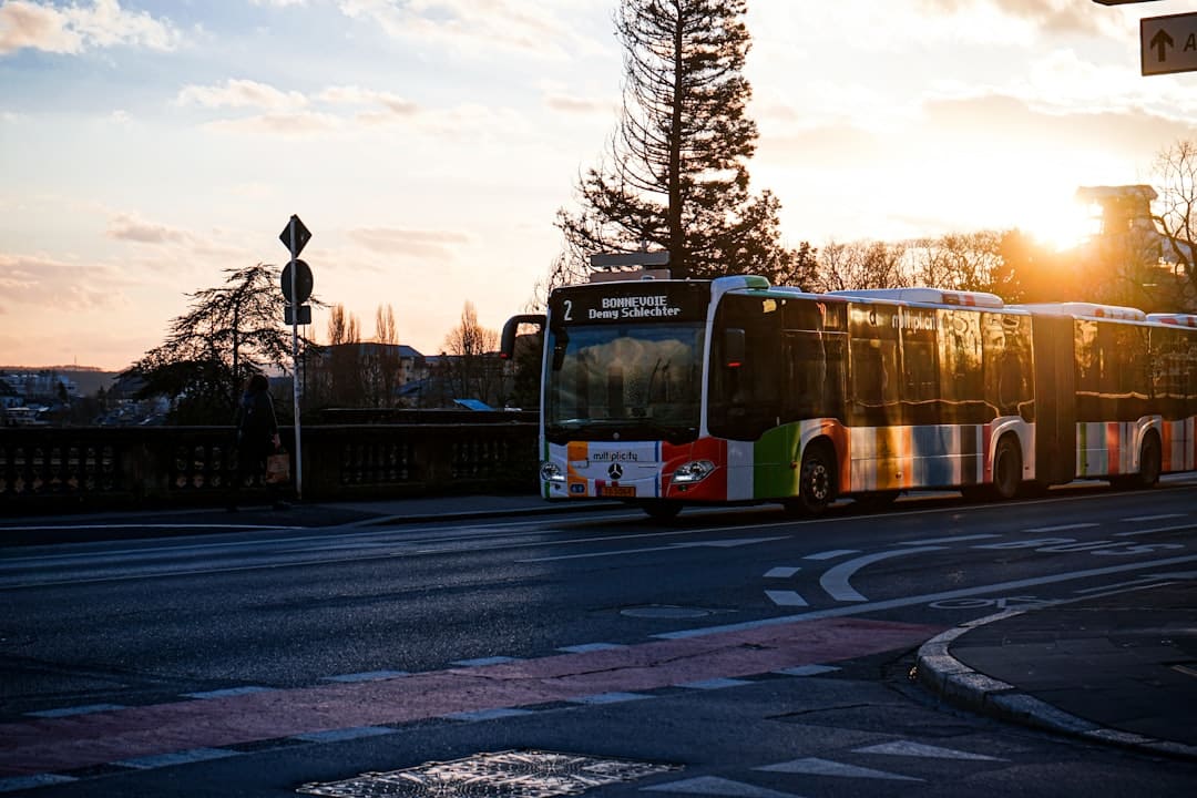 découvrez le salaire moyen des conducteurs de bus au luxembourg, les avantages du métier et les opportunités de carrière dans le secteur du transport public.