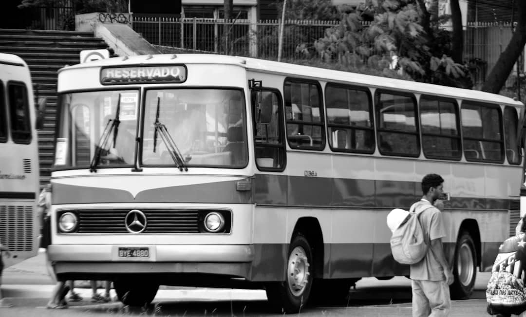 découvrez le coût de l'obtention d'un permis de conduire de bus en france. informez-vous sur les frais, les formations nécessaires et les aides financières disponibles pour devenir conducteur professionnel.
