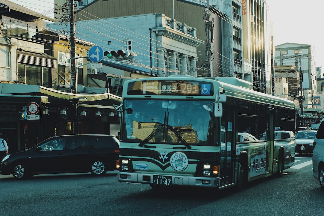 découvrez l'histoire fascinante de l'invention du bus, son évolution à travers les siècles et son impact sur la mobilité urbaine et les transports en commun.