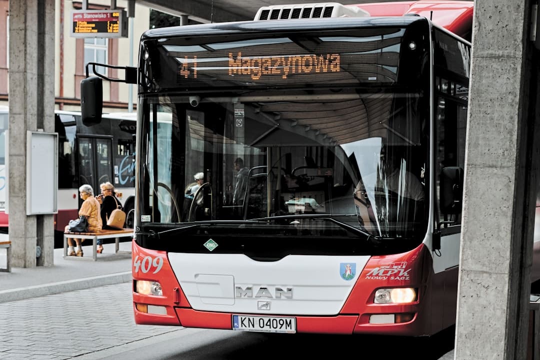 découvrez l'histoire fascinante de l'invention du bus, son évolution à travers le temps et son impact sur les transports en commun modernes.
