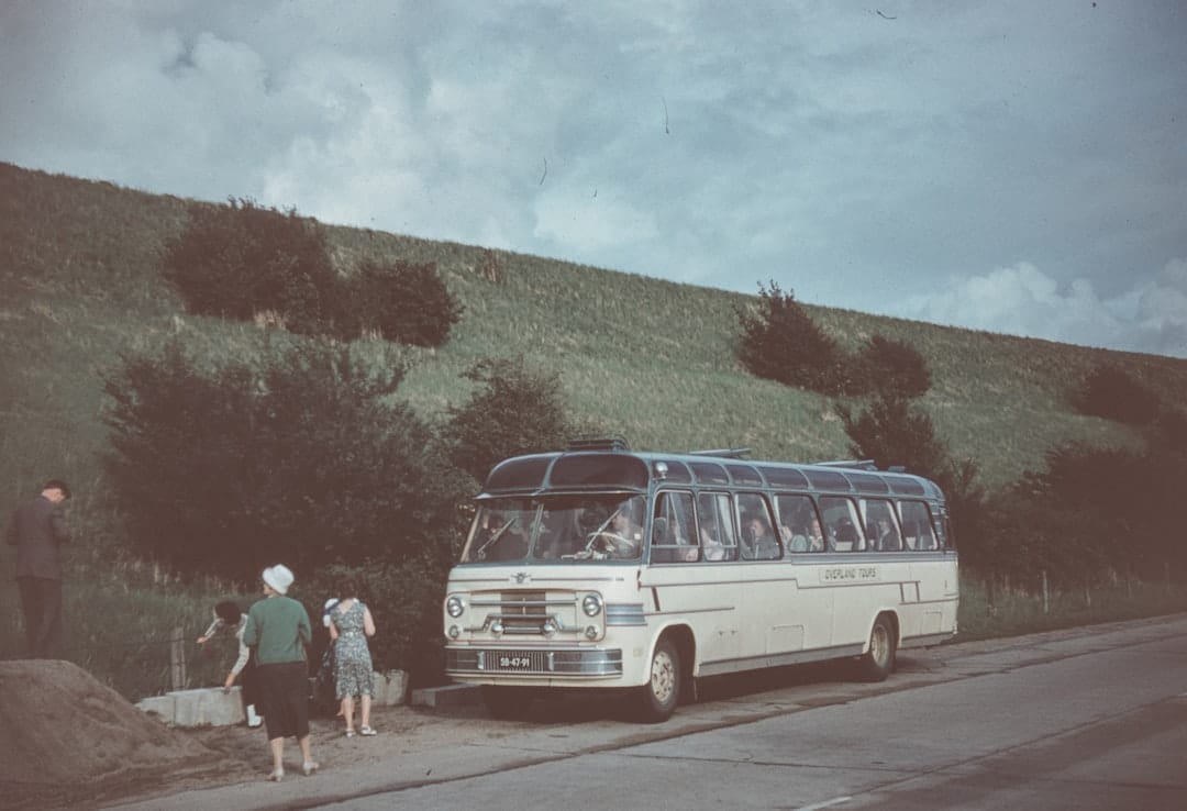 découvrez l'histoire fascinante de l'invention du bus, de ses origines à son évolution moderne, et l'impact de ce moyen de transport collectif sur la mobilité urbaine.