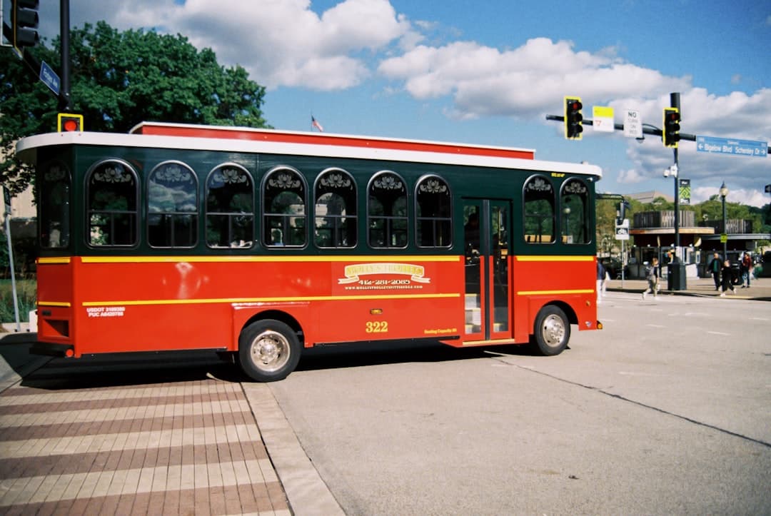 découvrez l'histoire de l'invention du bus, son évolution au fil du temps et son impact sur les transports en commun modernes.