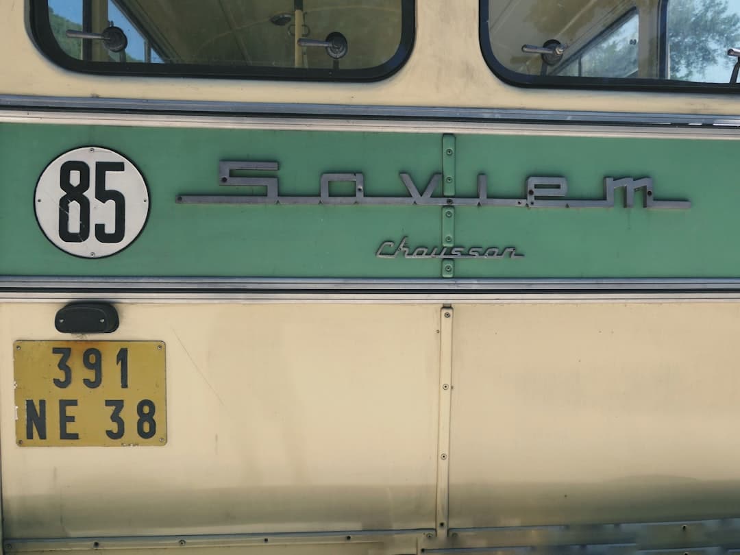 bus simulator 2012 : prenez le volant et découvrez la simulation de conduite de bus la plus réaliste avec des itinéraires variés, un trafic dynamique et une expérience immersive.