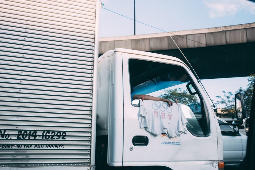 découvrez l'univers des camions aménagés : des espaces de vie uniques et confortables sur roues, alliant mobilité et élégance. transformez votre véhicule en véritable maison sur route !