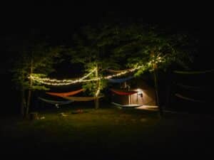 découvrez comment transformer un véhicule en van aménagé grâce à nos conseils pratiques pour la conversion de camper. idées d'aménagement, astuces de bricolage et solutions pour gagner de l'espace lors de votre projet de vanlife.