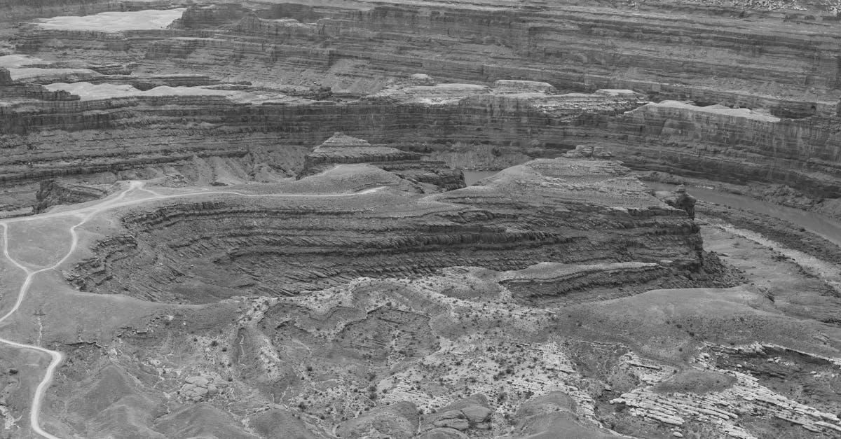 découvrez l'aventure ultime avec le canyon biking : explorez des paysages spectaculaires, dévalez des sentiers intenses et vivez des sensations fortes en pleine nature.