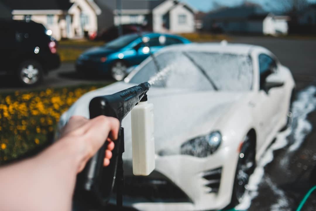 découvrez notre guide complet sur le contrat de vente de voiture, incluant les étapes essentielles, modèles et conseils pour sécuriser votre transaction automobile. assurez-vous que votre vente se déroule en toute légalité et transparence.